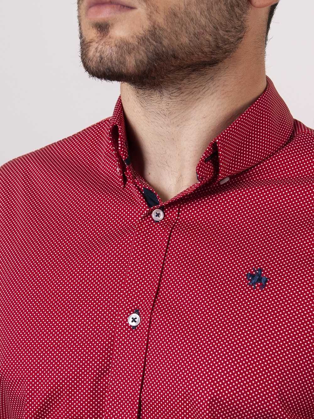 CAMISA SEMIENTALLADA ROJA TOPITOS BLANCOS