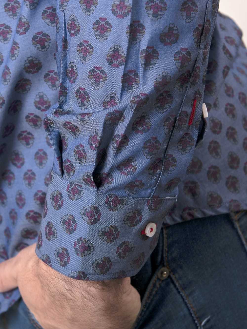 CAMISA SEMIENTALLADA ROSETONES DENIM
