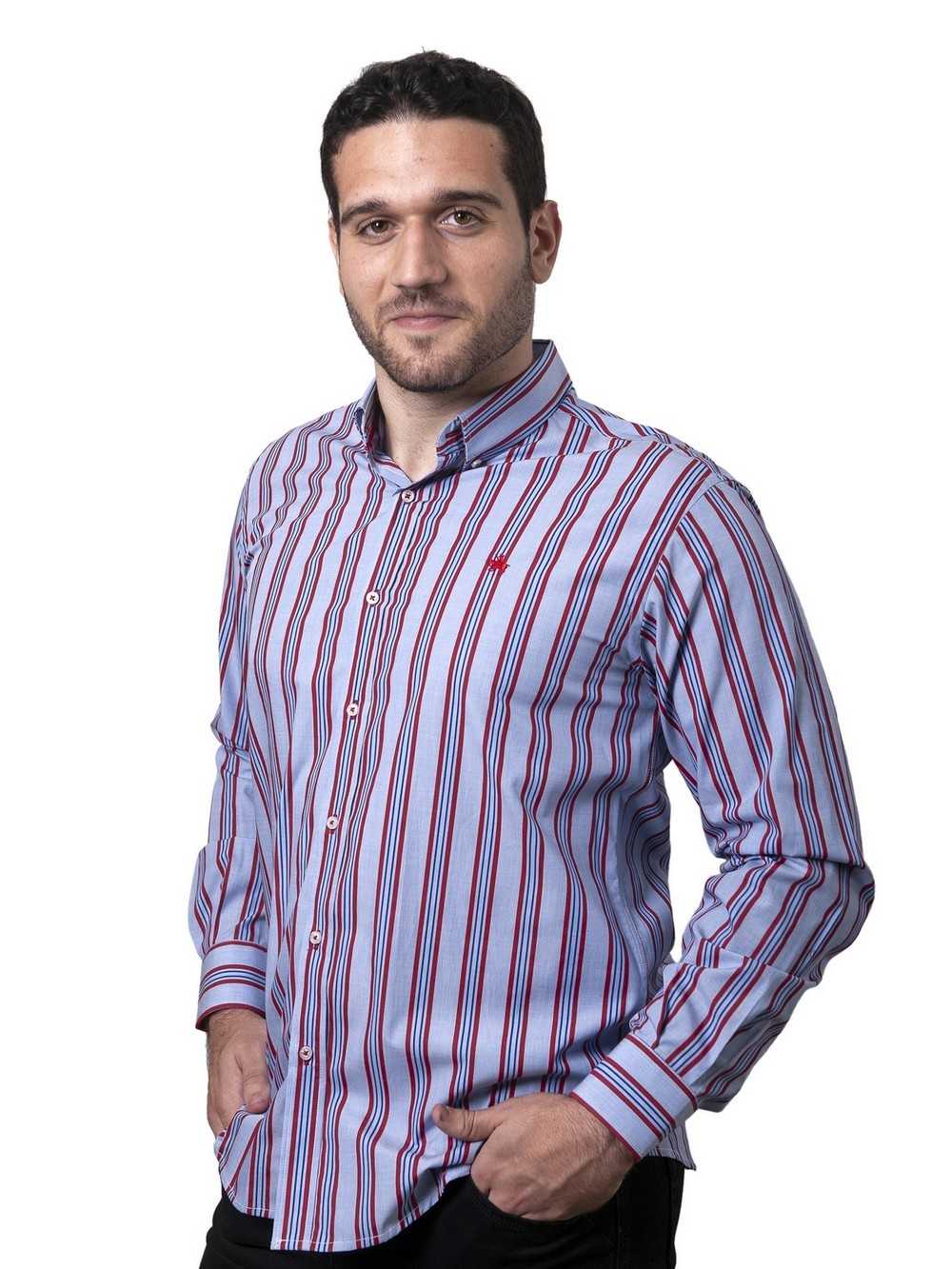 CAMISA SEMIENTALLADA CELESTE RAYAS ROJAS Y AZULES