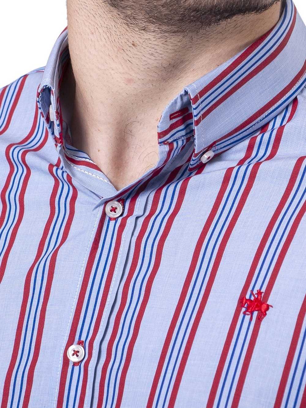 CAMISA SEMIENTALLADA CELESTE RAYAS ROJAS Y AZULES