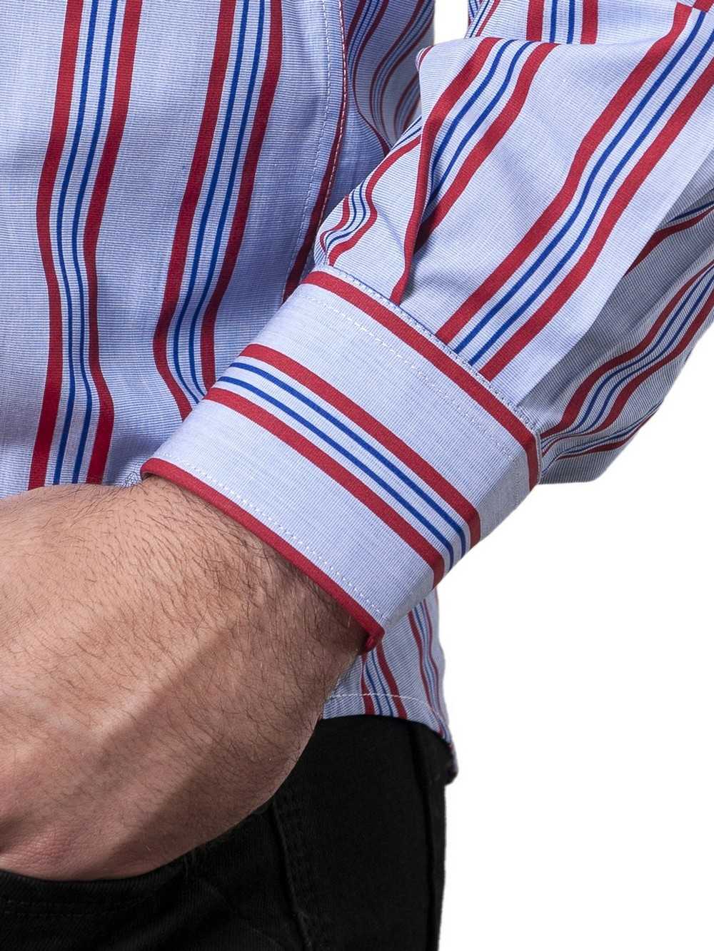 CAMISA SEMIENTALLADA CELESTE RAYAS ROJAS Y AZULES